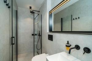 Koupelna v ubytování Agape Suite Old Town-Luxury Two Bedroom Apartment