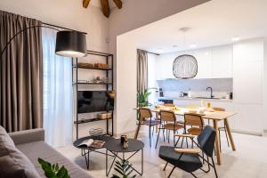 Posezení v ubytování Agape Suite Old Town-Luxury Two Bedroom Apartment