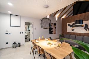 Posezení v ubytování Agape Suite Old Town-Luxury Two Bedroom Apartment