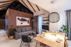 Posezení v ubytování Agape Suite Old Town-Luxury Two Bedroom Apartment