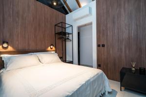 Postel nebo postele na pokoji v ubytování Agape Suite Old Town-Luxury Two Bedroom Apartment