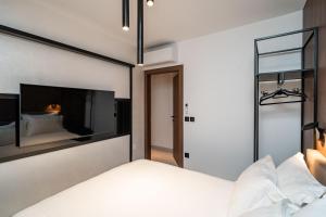Postel nebo postele na pokoji v ubytování Agape Suite Old Town-Luxury Two Bedroom Apartment