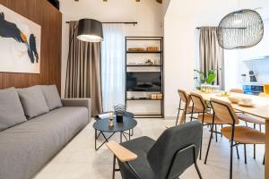 Posezení v ubytování Agape Suite Old Town-Luxury Two Bedroom Apartment