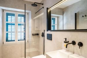 Koupelna v ubytování Agape Suite Old Town-Luxury Two Bedroom Apartment
