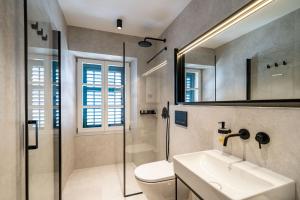 Koupelna v ubytování Agape Suite Old Town-Luxury Two Bedroom Apartment