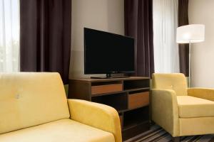 TV/Unterhaltungsangebot in der Unterkunft Super 8 by Wyndham Hershey Chocolate Avenue