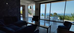 Una sala de estar con dos sofás y una mesa. en Villa Gabiano, en Rayol-Canadel-sur-Mer