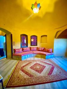 una sala de estar con sofá y vidrieras. en Gold's Villa, en Luxor