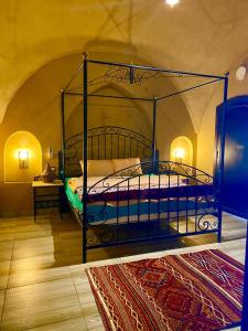 ein Schlafzimmer mit einem Metallbett in einem Zimmer in der Unterkunft Gold's Villa in Luxor