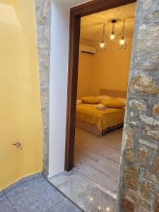 Postel nebo postele na pokoji v ubytování Kleanthi and Kostas Studios