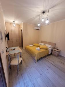 Postel nebo postele na pokoji v ubytování Kleanthi and Kostas Studios
