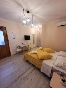 Postel nebo postele na pokoji v ubytování Kleanthi and Kostas Studios