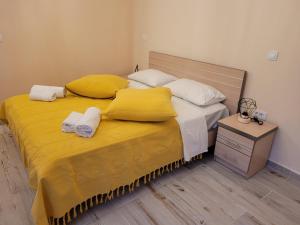Postel nebo postele na pokoji v ubytování Kleanthi and Kostas Studios