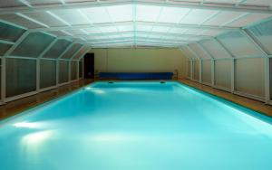 una piscina vacía en una habitación con techo en Lagrange Vacances Les Roches Douvres, en Saint-Briac-sur-Mer