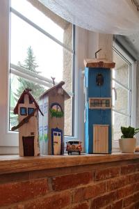 um peitoril de janela com casas de madeira e um carrinho de brinquedo em Strażacka 2 em Karpacz