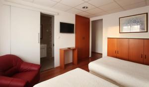 Televízia a/alebo spoločenská miestnosť v ubytovaní Sós Motel