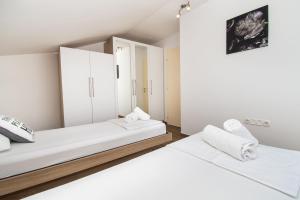 Postel nebo postele na pokoji v ubytování Apartments Luka i Toni