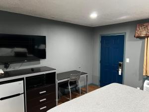 1 dormitorio con mesa y puerta azul en Relax Inn Ashdown, en Ashdown