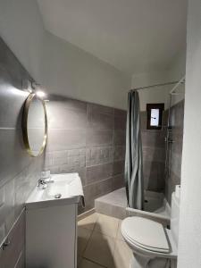ein Badezimmer mit einem Waschbecken, einem WC und einer Badewanne in der Unterkunft Hôtel Restaurant Le Saint Gillois in Saint-Gilles
