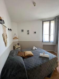 a bedroom with a large bed with two towels on it at Hôtel Restaurant Le Saint Gillois in Saint-Gilles