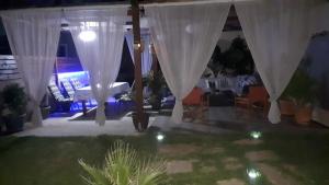 una camera con tende bianche e tavolo in una stanza di Modern Villa in Chania a Perivólia