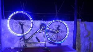 una bicicletta su un supporto con le luci di Modern Villa in Chania a Perivólia