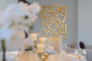 een eettafel met glazen en een bank bij Westminster Opera Burj Khalifa in Dubai +90 foto's