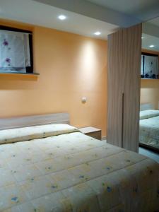 カターニアにあるValessia Holiday Homeの部屋にベッドが2つある寝室
