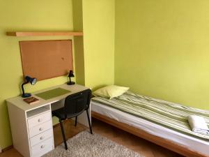 a small bedroom with a desk and a bed at Słoneczny Apartament 3 - oddzielne pokoje Centrum Jarot in Olsztyn