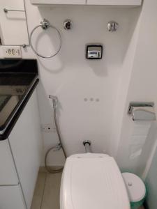 a small bathroom with a toilet in an airplane at Apartamento no coração de Poços de Caldas in Poços de Caldas