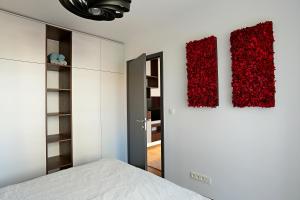 A bed or beds in a room at Modern apartment near the city centre URBAN