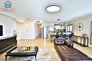 een woonkamer met een bank en een tafel bij Sea view family relax apartment in Netanya