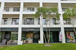 A garden outside Modern apartment near the city centre URBAN