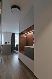 A kitchen or kitchenette at Modern apartment near the city centre URBAN