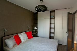 A bed or beds in a room at Modern apartment near the city centre URBAN Még 12 kép