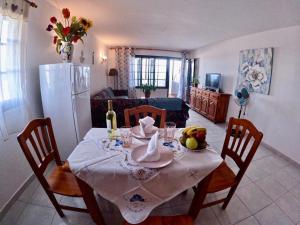 A restaurant or other place to eat at Casa Pilar 1 bed