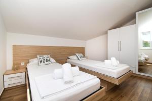 Postel nebo postele na pokoji v ubytování Apartments Luka i Toni