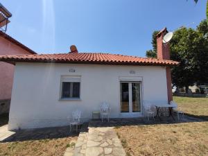 Gallery image of White Clam Vintage House with sea view & garden in Makrýgialos