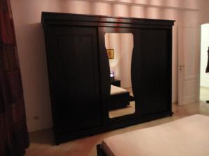 a mirror in a room with a bed in it at Appartement LaVie in Tunis