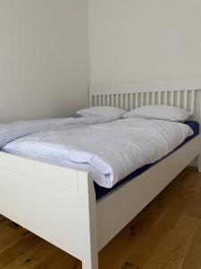 Postel nebo postele na pokoji v ubytování Lovely Apartment at Anděl - Prague 5