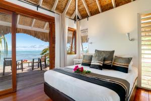 Postel nebo postele na pokoji v ubytování Moorea Beach Lodge