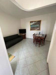 uma sala de estar com um sofá e uma mesa em Casa Cioppy em Cala Gonone