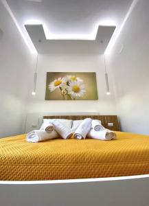 1 dormitorio con 1 cama con toallas en in Via Margherita en Santa Maria di Castellabate