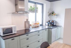 Η κουζίνα ή μικρή κουζίνα στο Maison avec terrasse plein sud à 7 min de la gare +19 φωτογραφίες