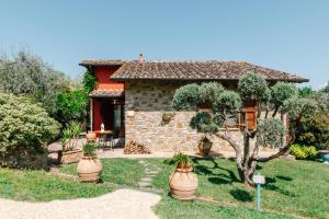 una casa con un patio con algunas plantas delante de ella en Santa Croce Resort, en Torgiano