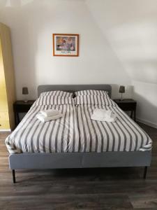 Postel nebo postele na pokoji v ubytování Ferienwohnung Langenberg Altstadt WiFi Netflix