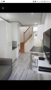 Photo de la galerie de l'établissement Appartement 32m2 avec terasse, à Lunel