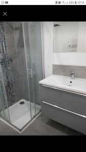 Photo de la galerie de l'établissement Appartement 32m2 avec terasse, à Lunel 12 autres photos