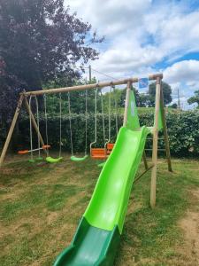 Herní místnost nebo prostor pro děti v ubytování Maison confortable à Trégomeur avec jardin privé