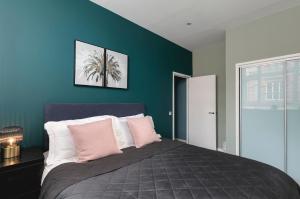 A bed or beds in a room at Lovely Brighton Apartments Moments Away From Royal Pavilion